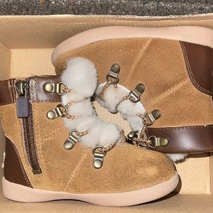 Size 7 kids unisex UGG boots